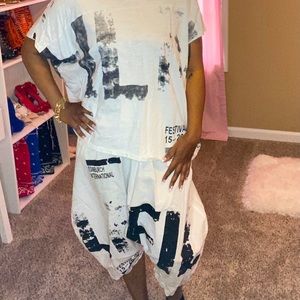 A unique two piece parachute ankle pants set. 🙌🏽